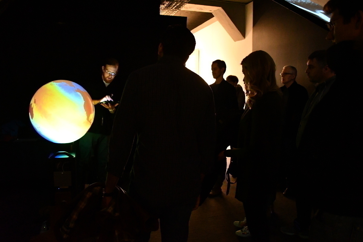 11iGlobeWill.JPG (Full)