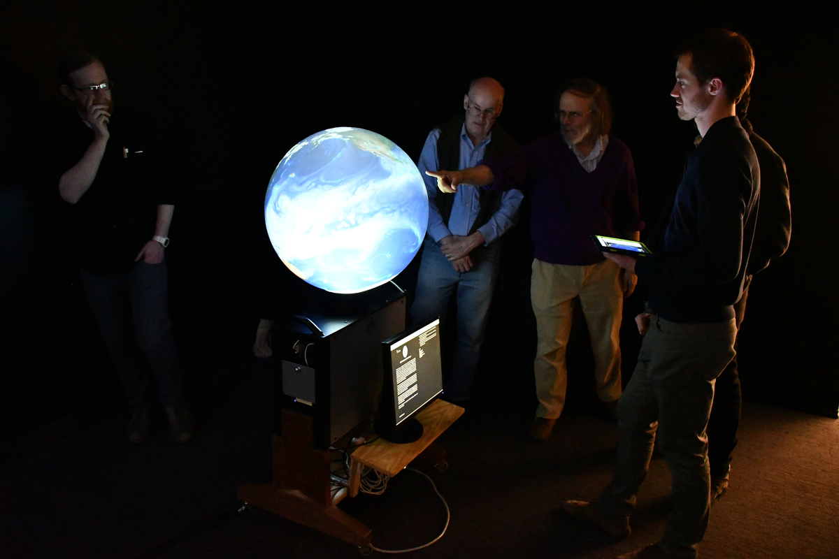 13iGlobeTeam.jpg (Full)