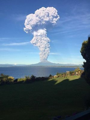 Erupción_Volcán_Calbuco_2015.jpg (Med)